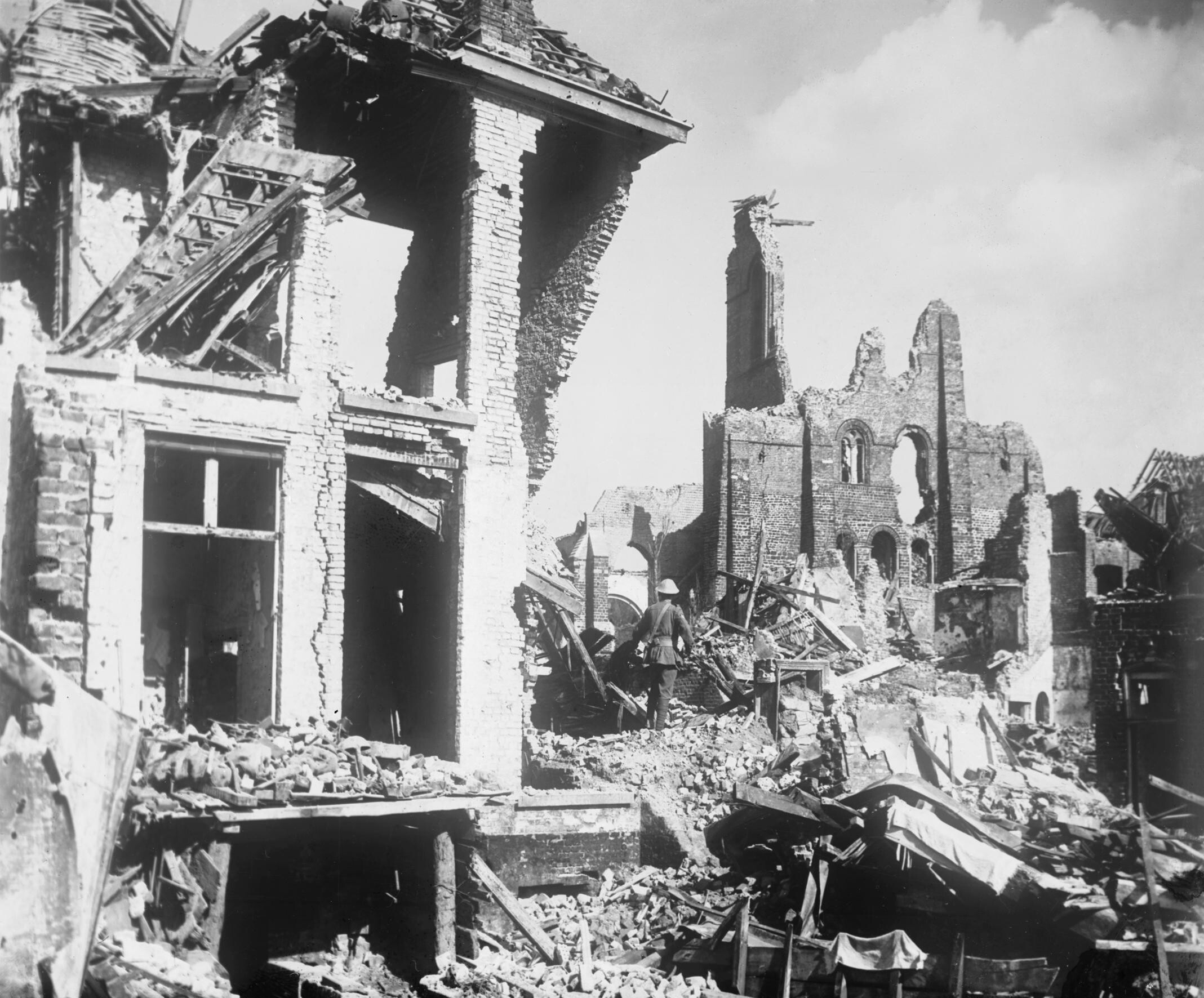 Ruins_of_Ypres_in_the_sunlight.jpg