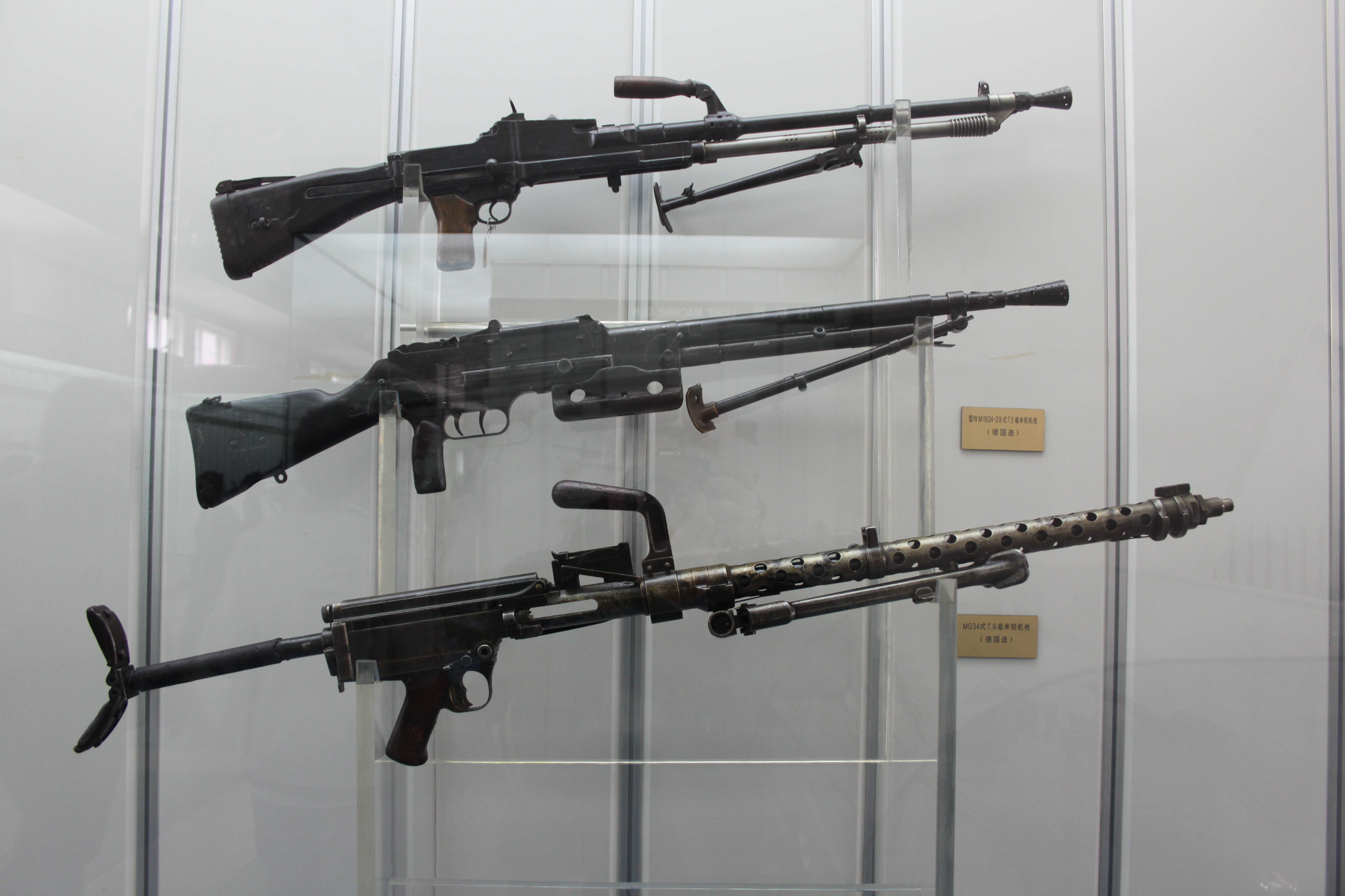 Light_Machine_Guns_%289885142086%29.jpg