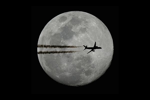 Flugzeug_vor_Mond.jpg