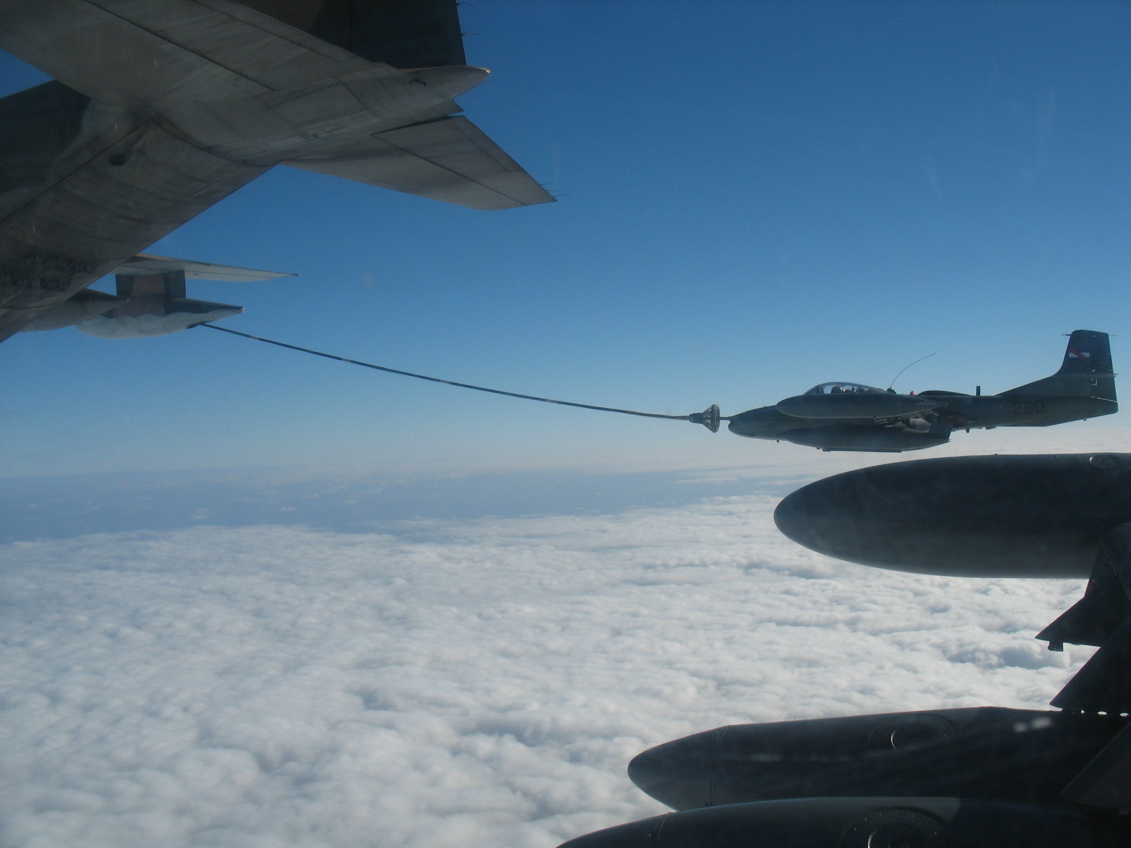 A37-realizando-air-refueling.jpg