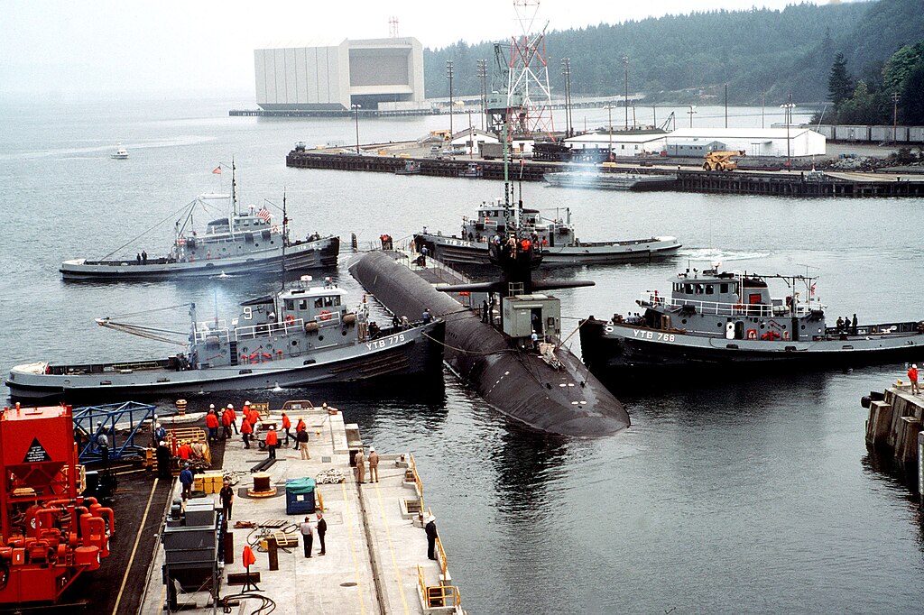 1024px-Four_Natick_class_harbor_tugs_guide_USS_Ohio_%28SSBN-726%29_out_of_drydock.jpg