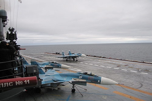 Sukhoi_Su-33_on_Admiral_Kuznetsov-1.jpg