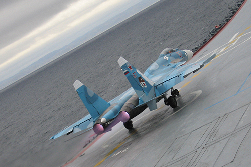 Sukhoi_Su-33_on_Admiral_Kuznetsov-3.jpg