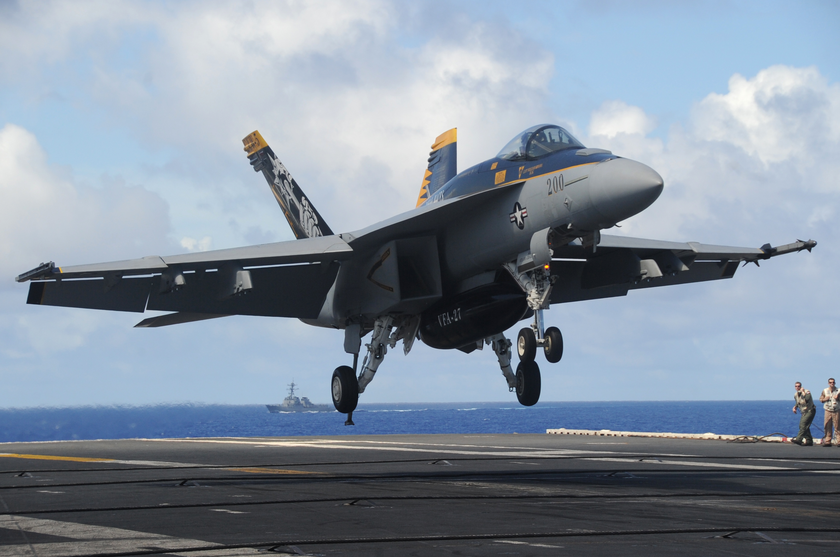 U.S._Navy_F-A-18E_Super_Hornet_aircraft_assigned_to_Strike_Fighter_Squadron_%28VFA%29_115_makes_an_arrested_landing_on_the_flight_deck_of_the_aircraft_carrier_USS_George_Washington_%28CVN_73%29_Aug._20%2C_2013%2C_while_130820-N-GC965-276.jpg