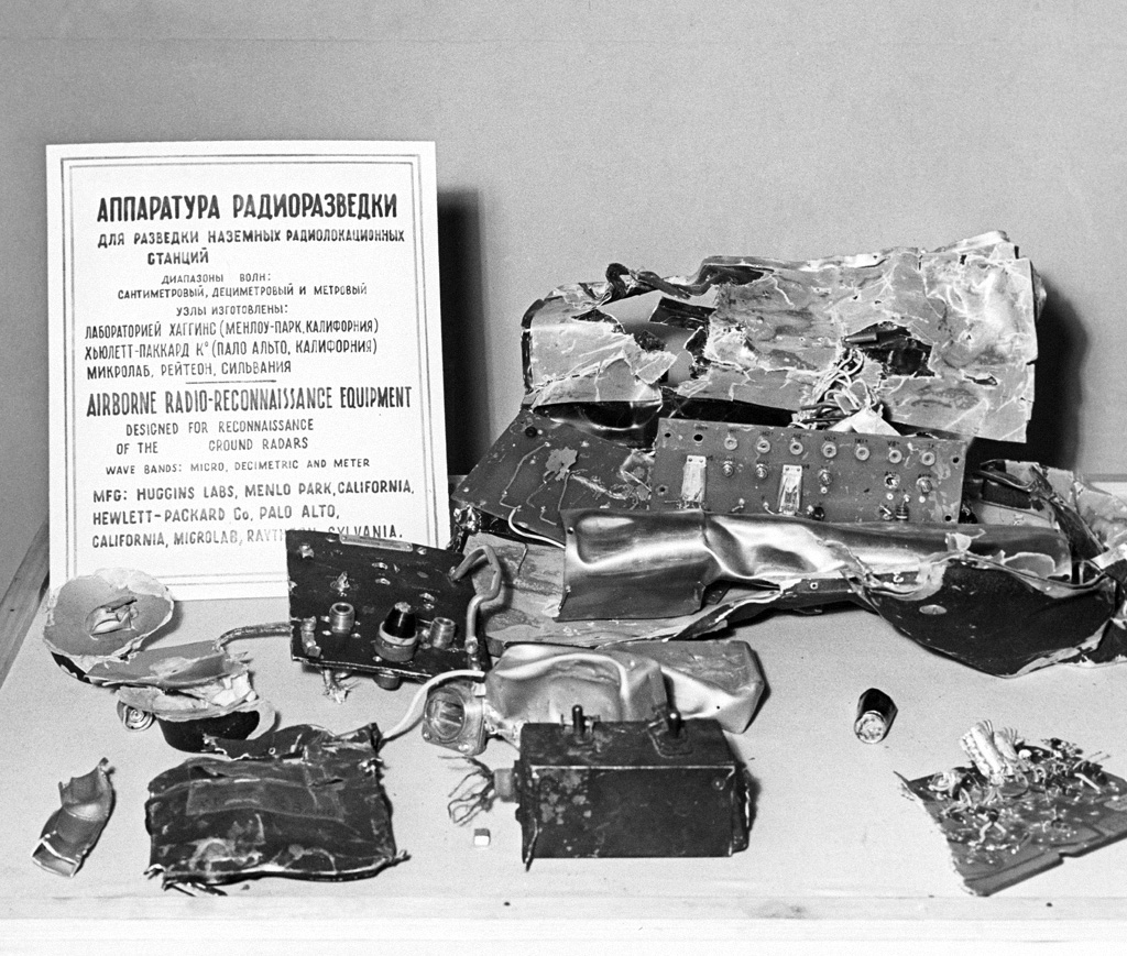 RIAN_archive_793502_Exhibition_of_remains_of_U.S._destroyed_U-2_spy-in-the-sky_aircraft.jpg