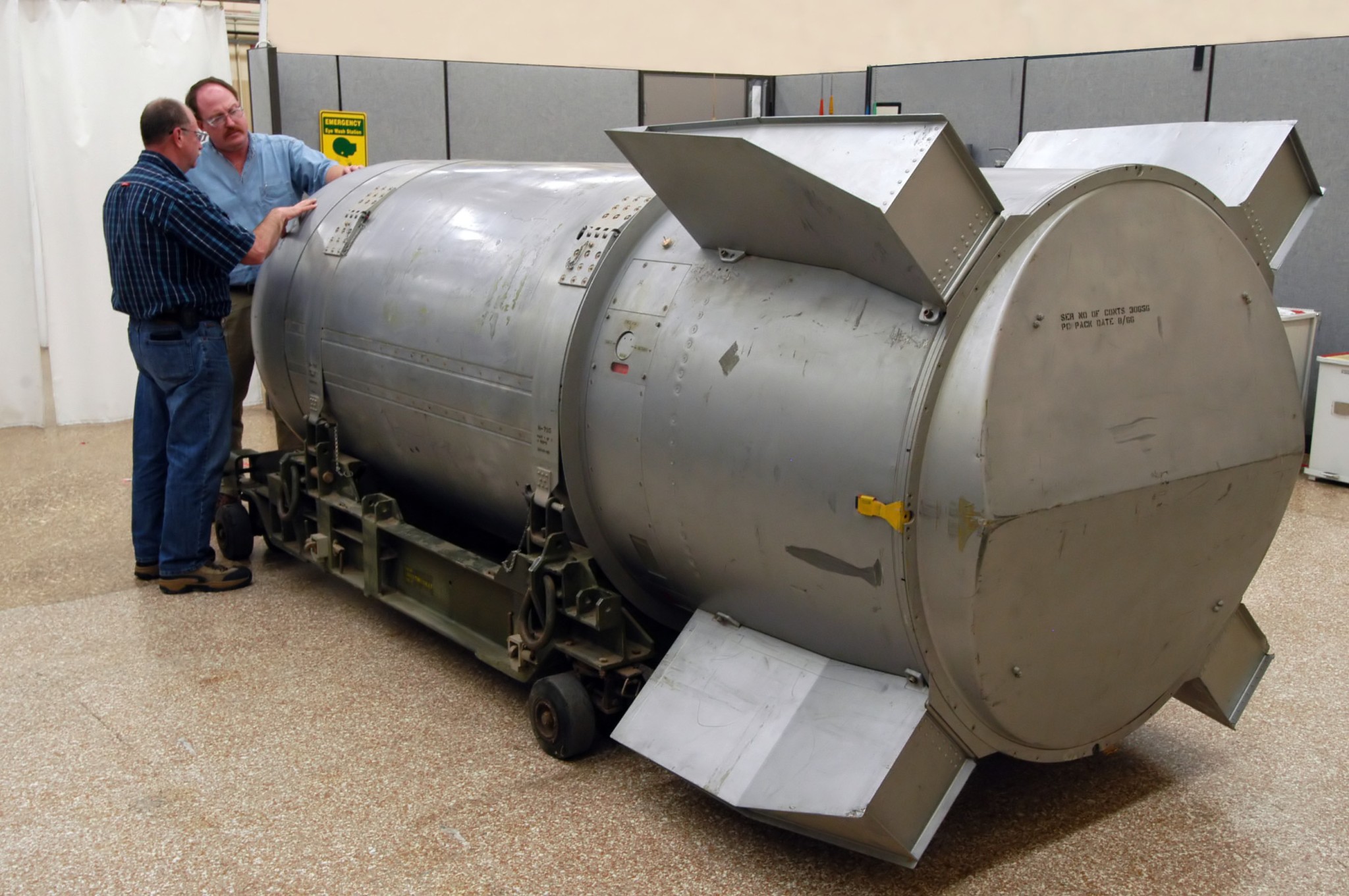 Inspection_of_B53_nuclear_bomb_2006.jpg