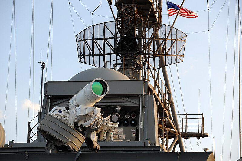 800px-Laser_Weapon_System_aboard_USS_Ponce_%28AFSB%28I%29-15%29_in_November_2014_%2805%29.JPG
