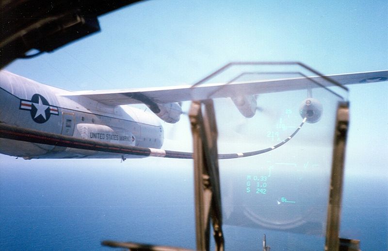 800px-AV-8B_VMA-513_refueling_from_KC-130_over_Philippines_1990.jpeg