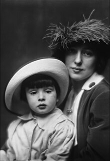220px-Evelyn_Nesbit_and_son_by_Arnold_Genthe%2C_1913.jpg