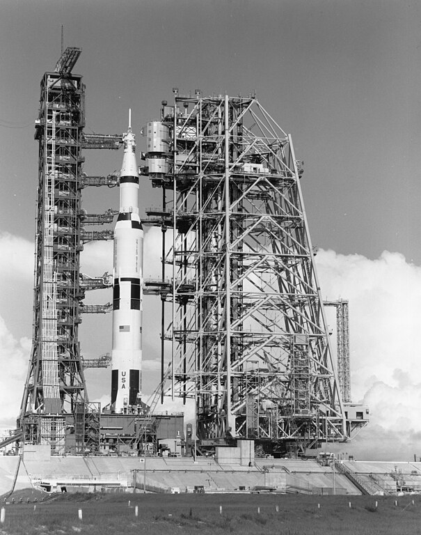605px-Mobile_Service_Structure_retracts_from_Apollo_11_Saturn_V_%2848230193216%29.jpg